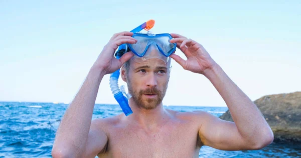 Joven Nadador Masculino Con Gafas Snorkling Bucea Mar Verano —  Fotos de Stock