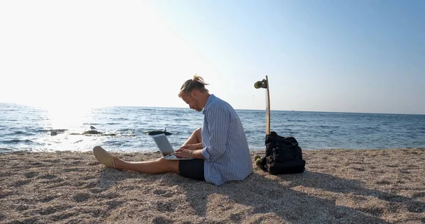 Joven Guapo Macho Verano Playa Trabajo Con Ordenador Portátil Durante — Foto de Stock