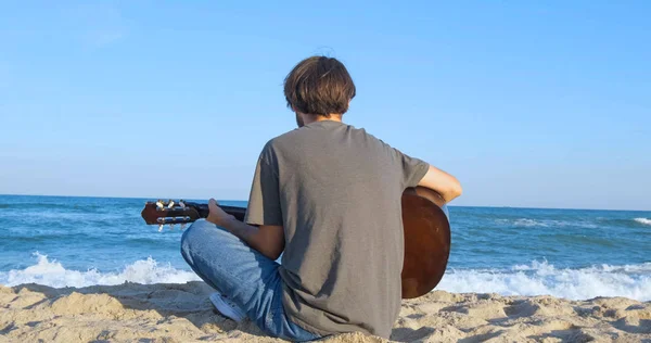 Tineri Frumoși Cântă Chitară Acustică Plajă Ziua Însorită Mare Sau — Fotografie, imagine de stoc