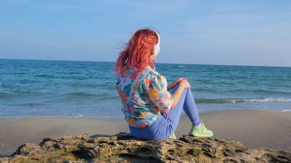 Femeia Tânără Păr Colorat Merge Plaja Vară Ascultă Muzică Căști — Fotografie, imagine de stoc