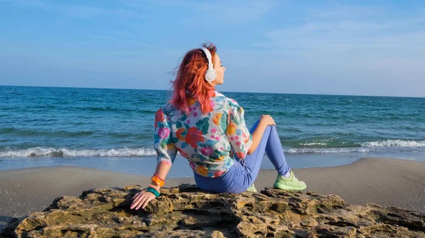 Renkli Saçlı Genç Bir Kadın Yaz Plajında Yürüyor Kulaklıkla Müzik — Stok fotoğraf