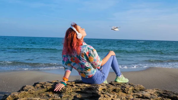 Renkli Saçlı Genç Bir Kadın Yaz Plajında Yürüyor Kulaklıkla Müzik — Stok fotoğraf