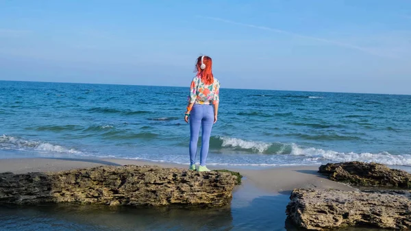 Femeia Tânără Păr Colorat Merge Plaja Vară Ascultă Muzică Căști — Fotografie, imagine de stoc