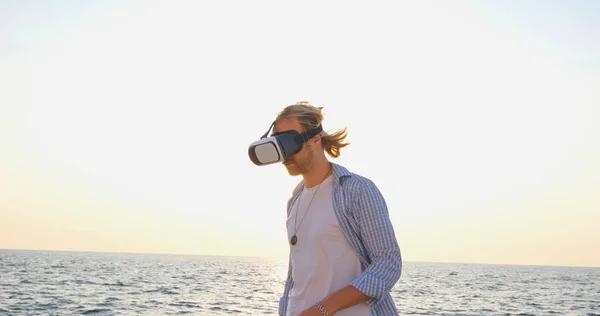 Портрет Молодого Красивого Чоловіка Пляжі Окулярах Віртуальної Реальності Красивий Схід Ліцензійні Стокові Фото