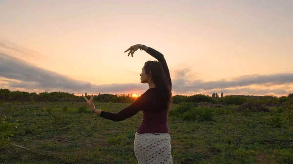 Glad Kvinnlig Dans Sommarfälten Vacker Solnedgång — Stockfoto
