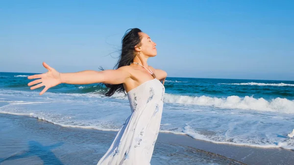 Молодая Красивая Женщина Белом Платье Ходить Босиком Летнему Пляжу — стоковое фото
