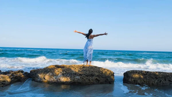 Beyaz Elbiseli Güzel Bir Kadın Yaz Plajında Yalınayak Yürüyor — Stok fotoğraf