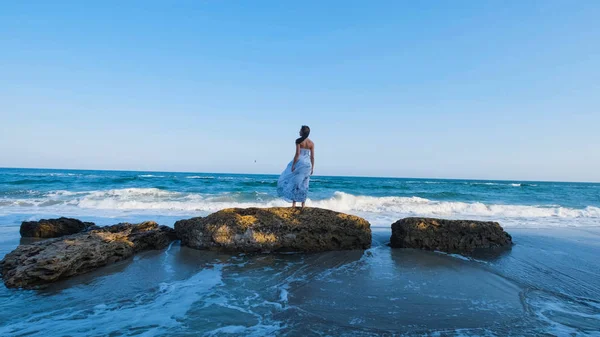 Beyaz Elbiseli Güzel Bir Kadın Yaz Plajında Yalınayak Yürüyor — Stok fotoğraf