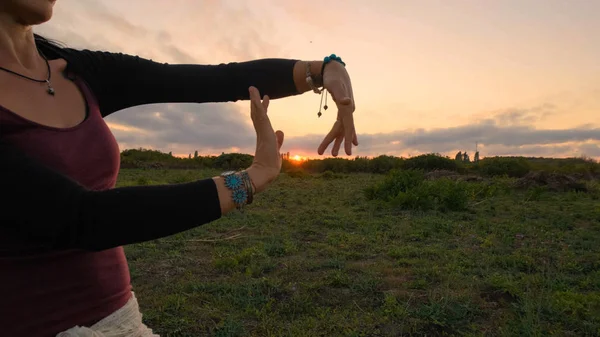 Glad Kvinnlig Dans Sommarfälten Vacker Solnedgång — Stockfoto