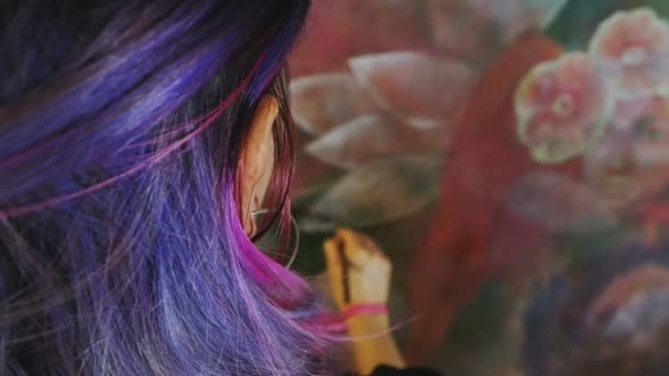 Artista Que Trabaja Con Gran Pintura Taller Mujer Hipster Pintor — Vídeos de Stock