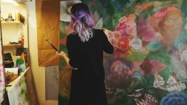 Kunstenaar Werken Met Grote Schilderij Workshop Hipster Vrouw Schilder Met — Stockvideo