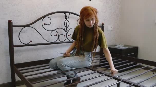 Νεαρή Κοκκινομάλλα Γυναίκα Dreadlocks Συγκεντρώσει Έπιπλα Στο Νέο Σπίτι — Αρχείο Βίντεο