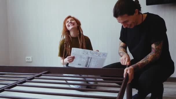 Jeune Couple Hipsters Dans Une Nouvelle Maison Pour Assembler Des — Video