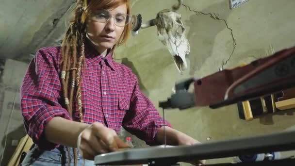 Jovem Mulher Hipster Ruiva Com Dreadlocks Oficina Reparação Skate Velho — Vídeo de Stock