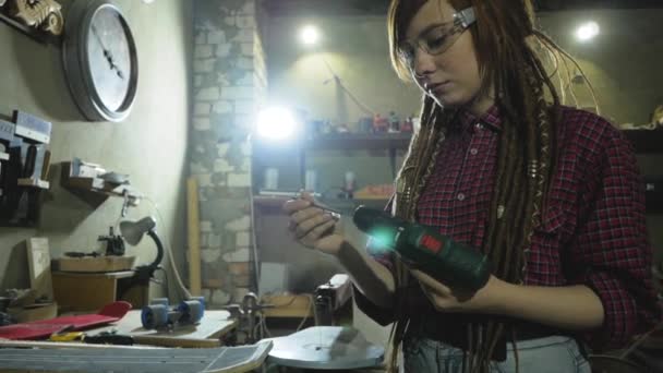 Jovem Mulher Hipster Ruiva Com Dreadlocks Oficina Reparação Skate Velho — Vídeo de Stock