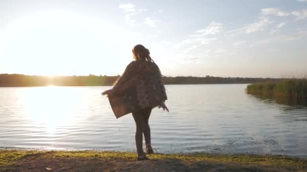 Junge Glückliche Frau Poncho Tanzt Strand Schöner Sonnenuntergang Hintergrund — Stockvideo