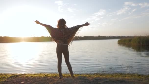 Joven Mujer Feliz Poncho Bailando Playa Hermoso Fondo Del Atardecer — Vídeo de stock