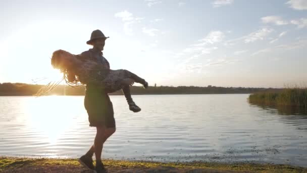 Молода Щаслива Пара Закоханих Гуляють Біля Річки Літній Час Проти — стокове відео