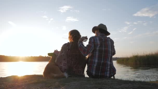 Happy Young Couple Play Corgi Dog River Beach Sunset — Stok video