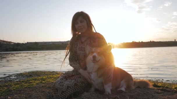 Νεαρή Ευτυχισμένη Hipster Γυναίκα Που Διασκεδάζει Corgi Σκυλί Στην Παραλία — Αρχείο Βίντεο