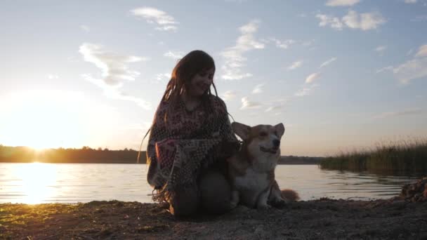 Mladý Šťastný Hipster Žena Baví Corgi Pes Pláži Proti Západu — Stock video