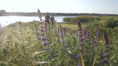 Bir çift gezgin yaz güneşli bir günde nehir kenarında seyahat eder.