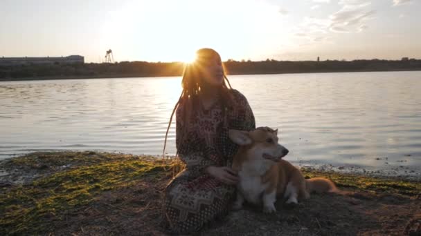 Young Happy Hipster Woman Having Fun Corgi Dog Beach Sunset — 图库视频影像