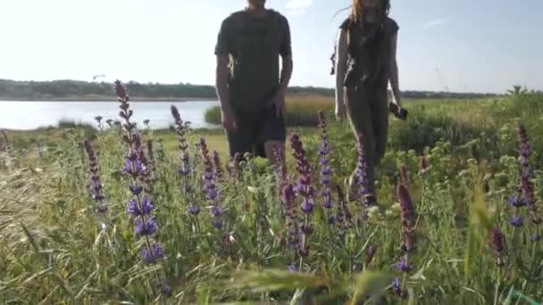 Δύο Backpackers Ταξιδεύουν Κοντά Στο Ποτάμι Καλοκαίρι Ηλιόλουστη Μέρα — Αρχείο Βίντεο