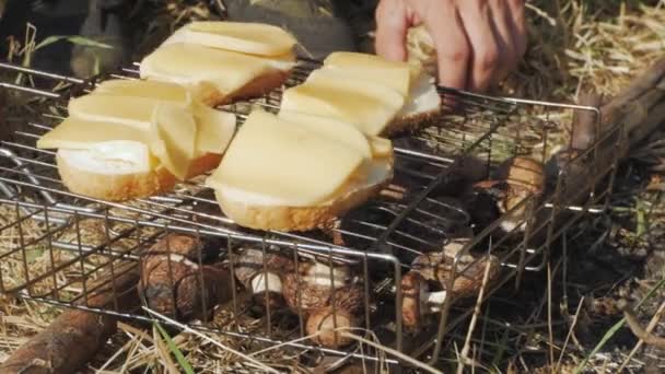 Cuisson Pain Grillé Fromage Sur Gril Dans Camp Touristique — Video