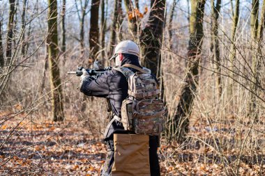 Ormanda tüfeği olan özel askeri birlikten bir erkek.