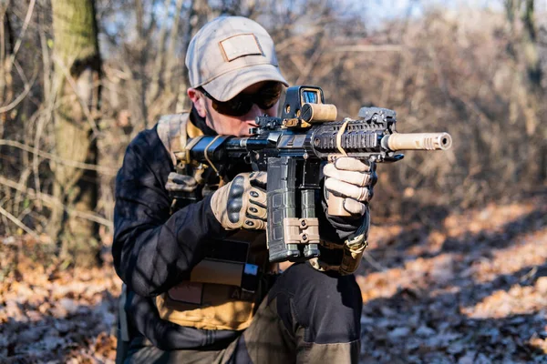 Homme Compagnie Militaire Privée Avec Fusil Dans Forêt — Photo