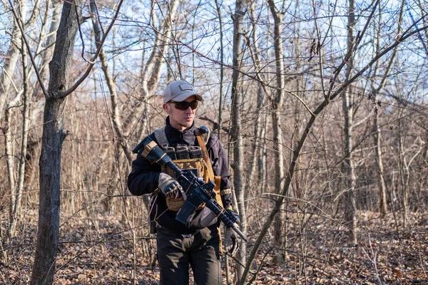 Masculino Empresa Militar Privada Com Rifle Floresta — Fotografia de Stock