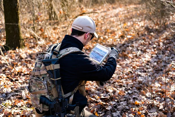 森林里拿着来福枪的私营军事公司的男性 — 图库照片