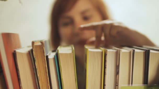 Mujer Joven Elegir Libros Estante — Vídeo de stock