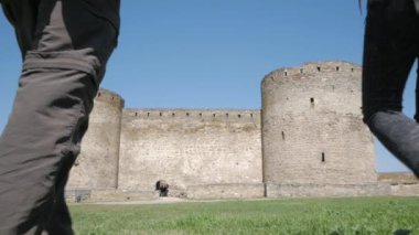 İki genç gezgin eski kaleyi, sırt çantalı turistleri ve ortaçağ şatosunu keşfediyor.