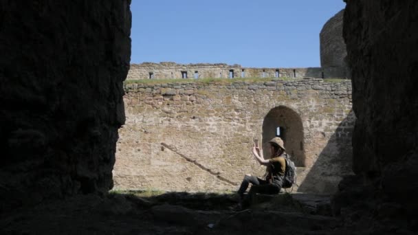 Junges Paar Erkundet Alte Festung Touristen Mit Rucksack Mittelalterlicher Burg — Stockvideo