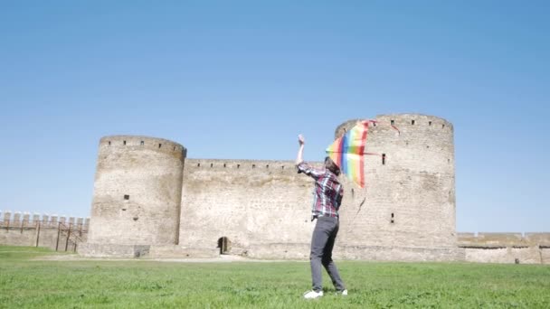 Junge Hübsche Männchen Mit Regenbogenfarbenem Drachen Haben Spaß Freien — Stockvideo