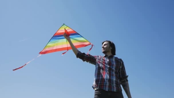 Junge Hübsche Männchen Mit Regenbogenfarbenem Drachen Haben Spaß Freien — Stockvideo