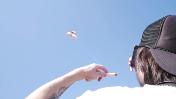 Joven Guapo Macho Con Arco Iris Color Cometa Divertirse Aire — Vídeo de stock