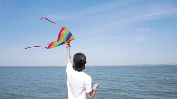 Jonge Knappe Man Met Regenboog Gekleurde Vlieger Hebben Plezier Buiten — Stockvideo