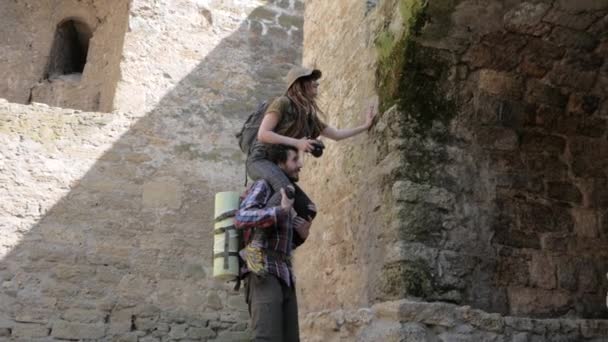 Mladý Pár Cestovatelů Prozkoumat Staré Pevnosti Turisté Batohy Středověkém Hradě — Stock video