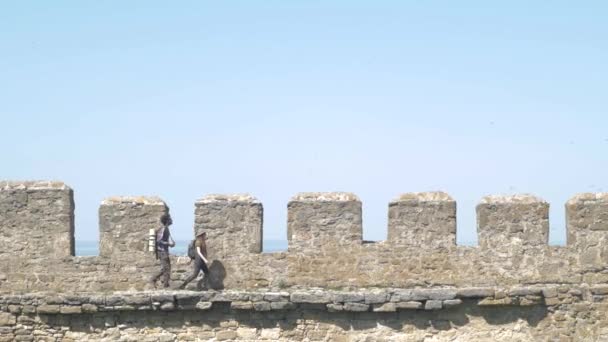 Молодая Пара Путешественников Исследуют Старинную Крепость Туристов Рюкзаками Средневековом Замке — стоковое видео
