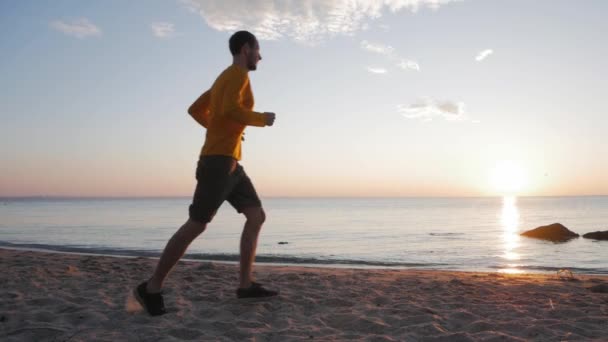 Junger Männlicher Läufer Trainiert Morgens Sonnigen Strand — Stockvideo