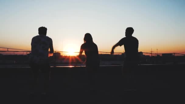 Groep Gelukkige Jongeren Het Dak Kijken Naar Prachtige Zonsondergang — Stockvideo