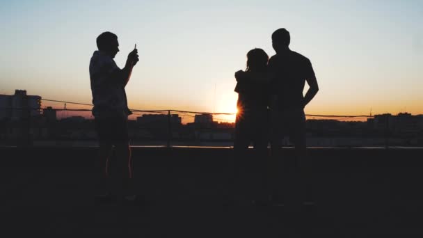 Grupo Jovens Felizes Telhado Assistindo Belo Pôr Sol — Vídeo de Stock