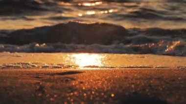 Deniz sahilinde güzel altın gün doğumu manzarası