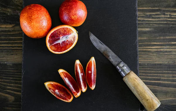 Нарезанные Сицилийские Кровавые Апельсины Черном Фоне — стоковое фото