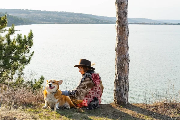 Mulher Jovem Hipster Viajar Com Cão Corgi — Fotografia de Stock