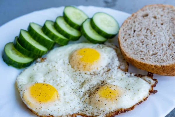 Sluiten Van Gebakken Eieren Groenten Brood — Stockfoto