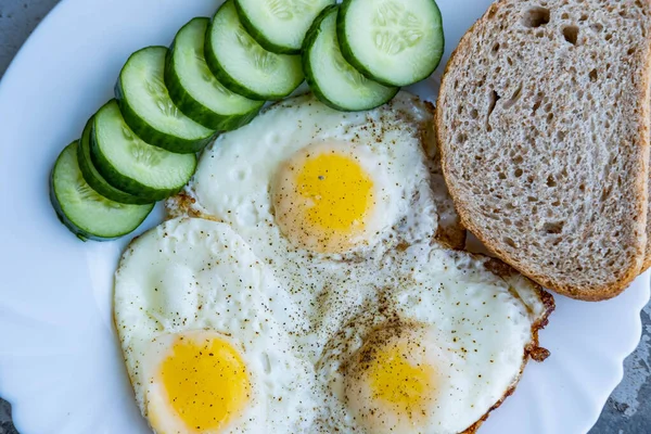 Primer Plano Huevos Fritos Verduras Pan —  Fotos de Stock